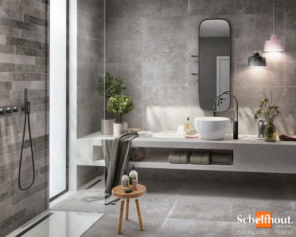 225940-225939-226589_inspirations-carrelage-salle-de-bain-meme-carrelage-sol-et-mur-languette-douche-gris-pierre-naturelle-schelfhout.jpg