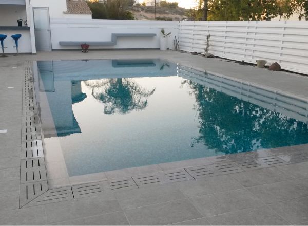 KR_bords-piscines-pieces-speciales-carrelages-beton-egouttoir-margelle-angle-schelfhout.jpg